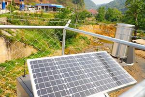 un panel solar en el clima del sistema de alerta automática, agua. planta de energía solar. paneles solares azules. una fuente alternativa de electricidad. foto