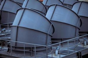 El ingeniero de la industria que controla el aire acondicionado de la torre de enfriamiento de la industria es el enfriador de aire de la torre de enfriamiento de agua hvac de un gran edificio industrial para controlar el sistema de aire. foto