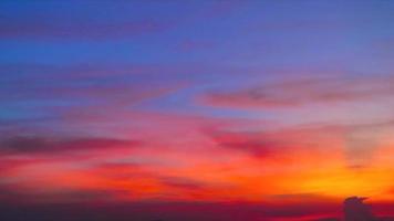 panoramique coloré coucher de soleil bleu rouge orange jaune ciel avec nuage orange foncé et rayon sur le ciel video