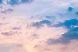 cielo de la luz del atardecer con nubes en el crepúsculo rosa y púrpura. foto