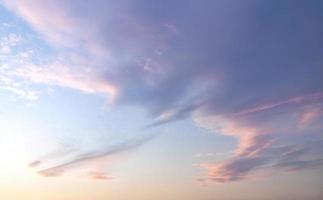 cielo de la luz del atardecer con nubes en el crepúsculo rosa y verde. foto