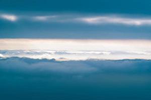 en la cima de la montaña con luz solar y nubes foto