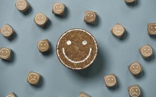 pantalla de impresión de cara sonriente en un bloque de madera redondo con cinco estrellas doradas para la satisfacción del cliente después de usar el concepto de producto y servicio.