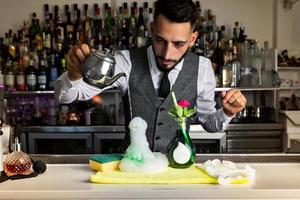 barman creativo haciendo un cóctel molecular foto