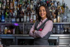 confiada mujer hispana trabajando en un bar foto