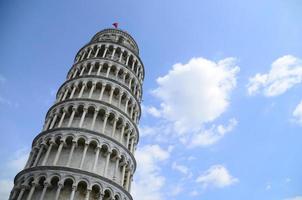 torre inclinada de pisa con cielo foto