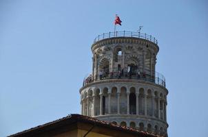 torre inclinada de pisa y visita de turistas foto