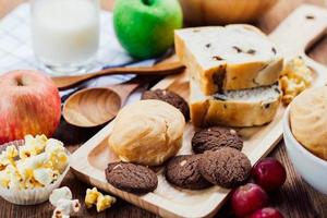 desayuno con galletas, pan, frutas frescas para una alimentación saludable y leche foto