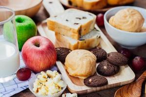 desayuno con galletas, pan, frutas frescas para una alimentación saludable y leche foto
