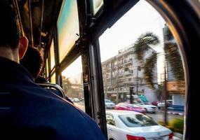 luz dorada del amanecer matutino y el viaje en la ciudad foto