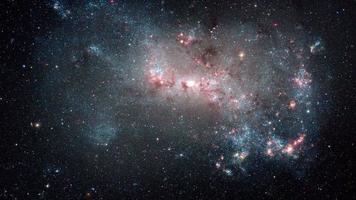 viajar a través de campos de estrellas en el espacio a una galaxia distante