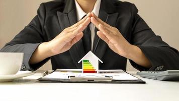 modelo de casa con gráficos de ahorro de energía y energía limpia, ideas de ahorro de energía.
