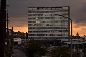 edificio de la ciudad al atardecer foto