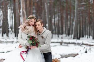 hermosa pareja en el bosque de invierno. momento antes de un beso. copie el espacio foto