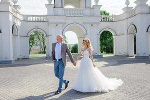 la novia y el novio se dan la mano. un hombre y una mujer se miran a los ojos. foto