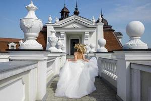 retrato de una hermosa novia rubia con un ramo. foto