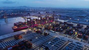 vue aérienne timelapse du porte-conteneurs de fret au port de triage international de fret sous le réservoir de chargement de la grue pour l'expédition de fret à l'exportation par bateau. video