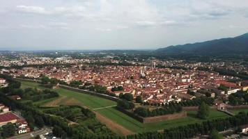 luchtfoto van stad met muren video