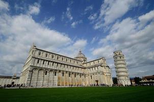 torre inclinada de pisa y catedral foto