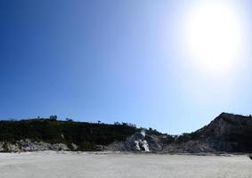 panorama del cráter humeante de la edad foto