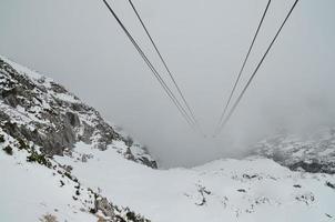 teleférico y niebla foto