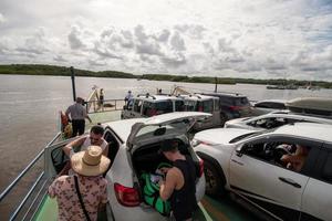 porto seguro, bahia, brasil 6 de marzo de 2022 los transbordadores que transportan automóviles, vehículos y personas desde porto seguro hasta arraial d ajuda las 24 horas del día foto