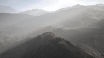 paisaje desértico nocturno con montañas rocosas y puesta de sol foto