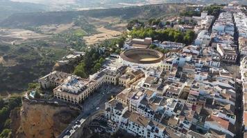 Luftdrohnenansicht des Dorfes Ronda. Weiße Dörfer in der Provinz Malaga, Andalusien, Spanien. schönes Dorf auf der Klippe des Berges. touristisches Ziel. Feiertage und die Sonne genießen.