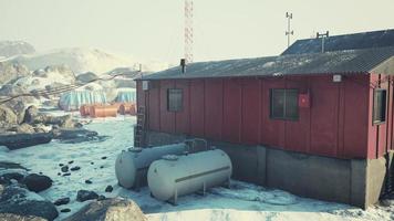 vista de la antigua base antártica en la estación del polo sur en la antártida foto