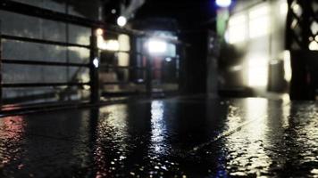 luces de neón bokeh en la noche lluviosa foto