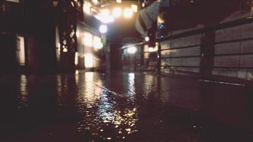 luces de neón bokeh en la noche lluviosa foto