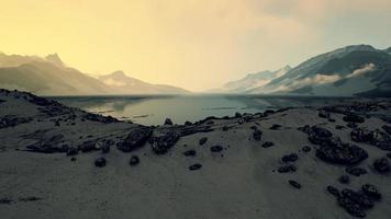 puesta de sol en el golfo de los acantilados del océano ártico iluminado por la puesta de sol foto