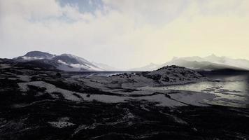 paisaje invernal con rocas cubiertas de nieve en el océano ártico foto