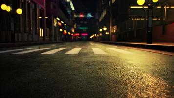 escena nocturna de la ciudad de Japón con luces de neón foto