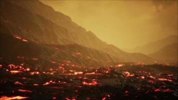 hermosa vista en la noche del volcán activo con lava roja foto