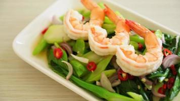 salada de couve chinesa picante com camarão - estilo de comida asiática video