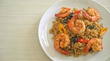 arroz frito de camarão com ervas e especiarias - estilo de comida asiática video