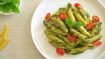 Penne-Nudeln mit Pesto-Sauce und Tomaten - vegane und vegetarische Küche video