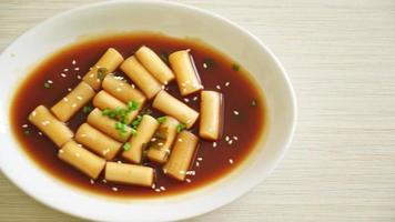 würziger jjajang tteokbokki oder koreanischer reiskuchen in würziger schwarzer bohnensauce - koreanischer essensstil video