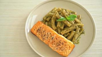 pesto quadrotto penne pasta met gegrilde zalmfilet steak video