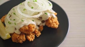 pollo con cipolla di neve o pollo fritto con salsa di cipolle cremosa con limone in stile coreano - stile alimentare coreano video