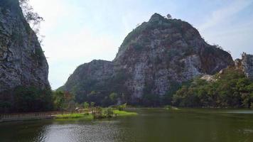 parque de pedra khao gnu em ratchaburi na tailândia video