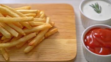 papas fritas o papas fritas con crema agria y salsa de tomate video