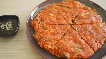 Koreaanse kimchi-pannenkoek of kimchijeon - Koreaanse voedselstijl video