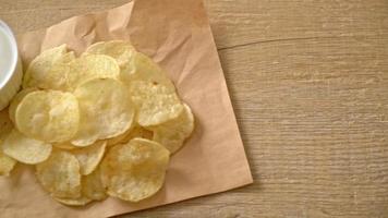 Aardappelchips met zure room dipsaus video