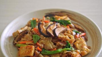 stir-fried noodles with tofu and vegetables - vegan and vegetarian food style video