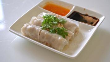 rolos de macarrão de arroz cozido no vapor chinês com caranguejo - estilo de comida asiática