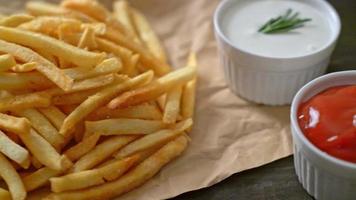 frites ou chips de pommes de terre avec crème sure et ketchup video