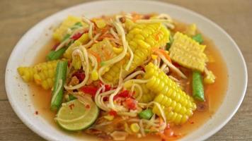 som tum - salade de papaye épicée thaï au maïs - style cuisine asiatique video