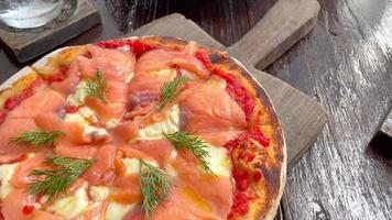 pizza de salmão defumado na bandeja de madeira video